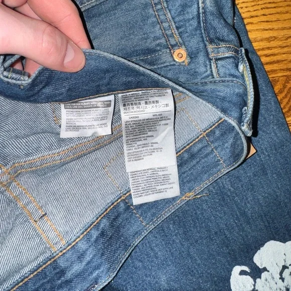 Levi's Dark Blue Denim tears “dark wash” - Picture 5 of 6